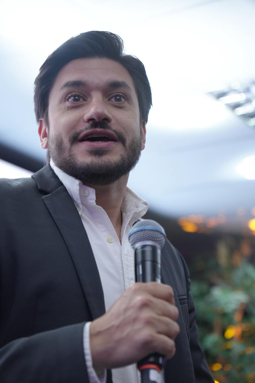 Eduardo Pigozzi realizando uma palestra