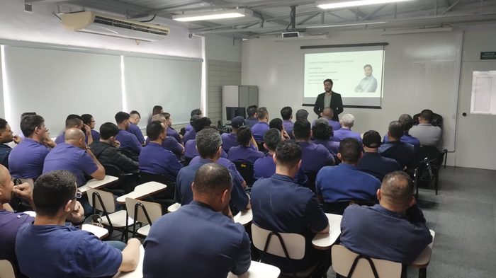 Edu Pigozzi durante palestra corporativa