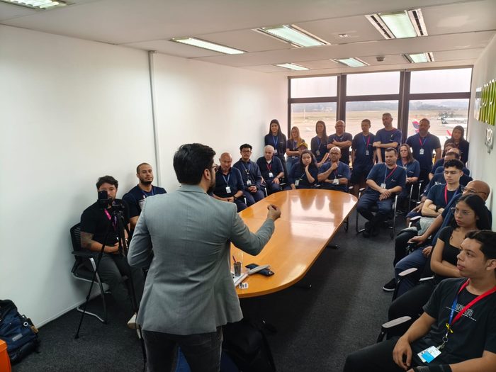 Edu Pigozzi durante palestra corporativa