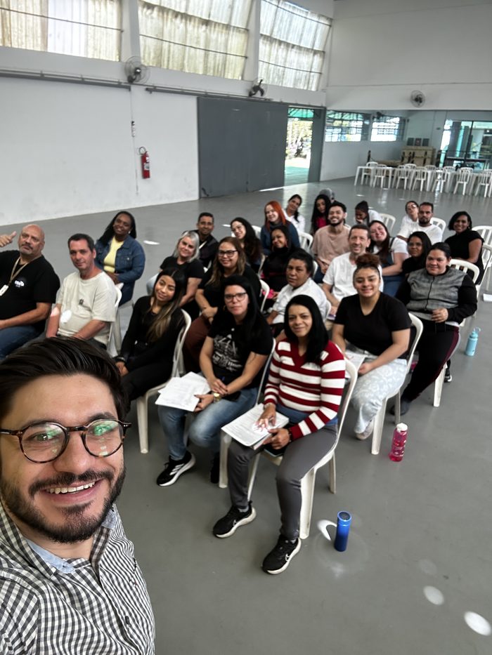 Edu Pigozzi durante palestra corporativa