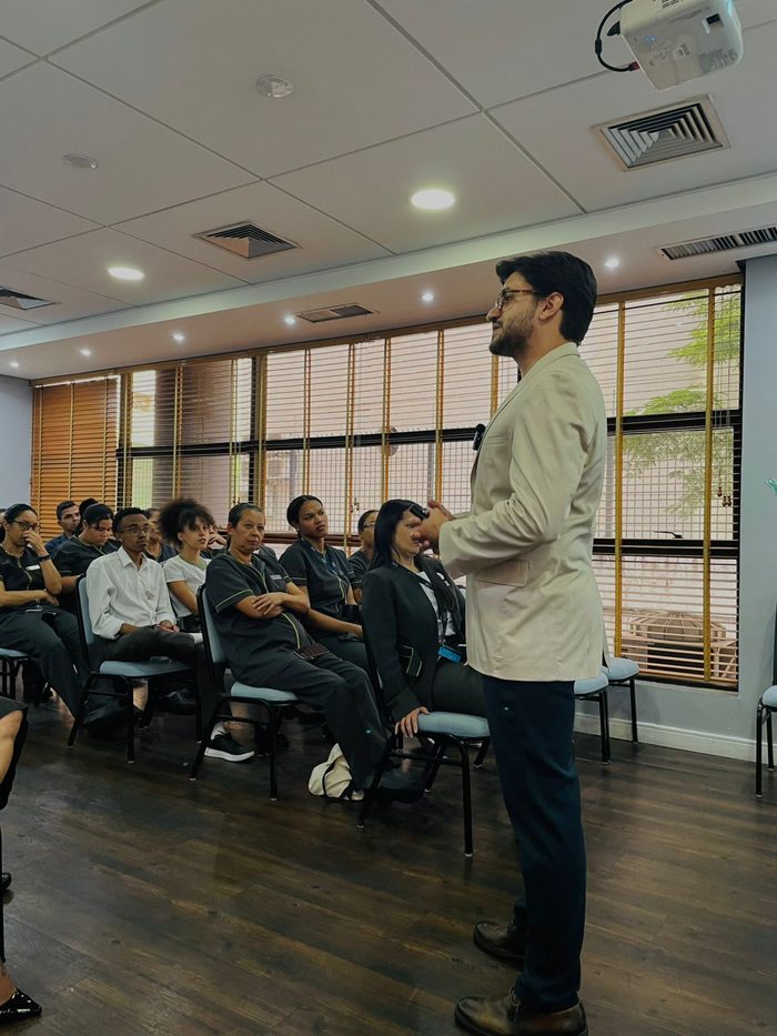 Edu Pigozzi durante palestra corporativa