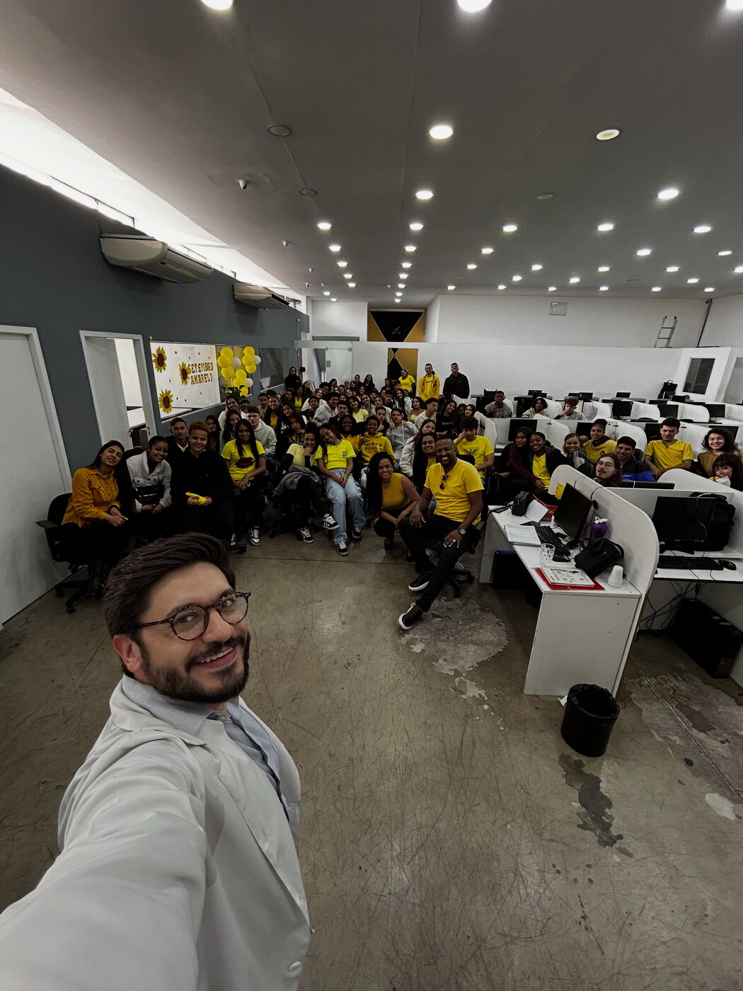 Palestra de Setembro Amarelo em empresa, colaboradores com camisetas amarelas