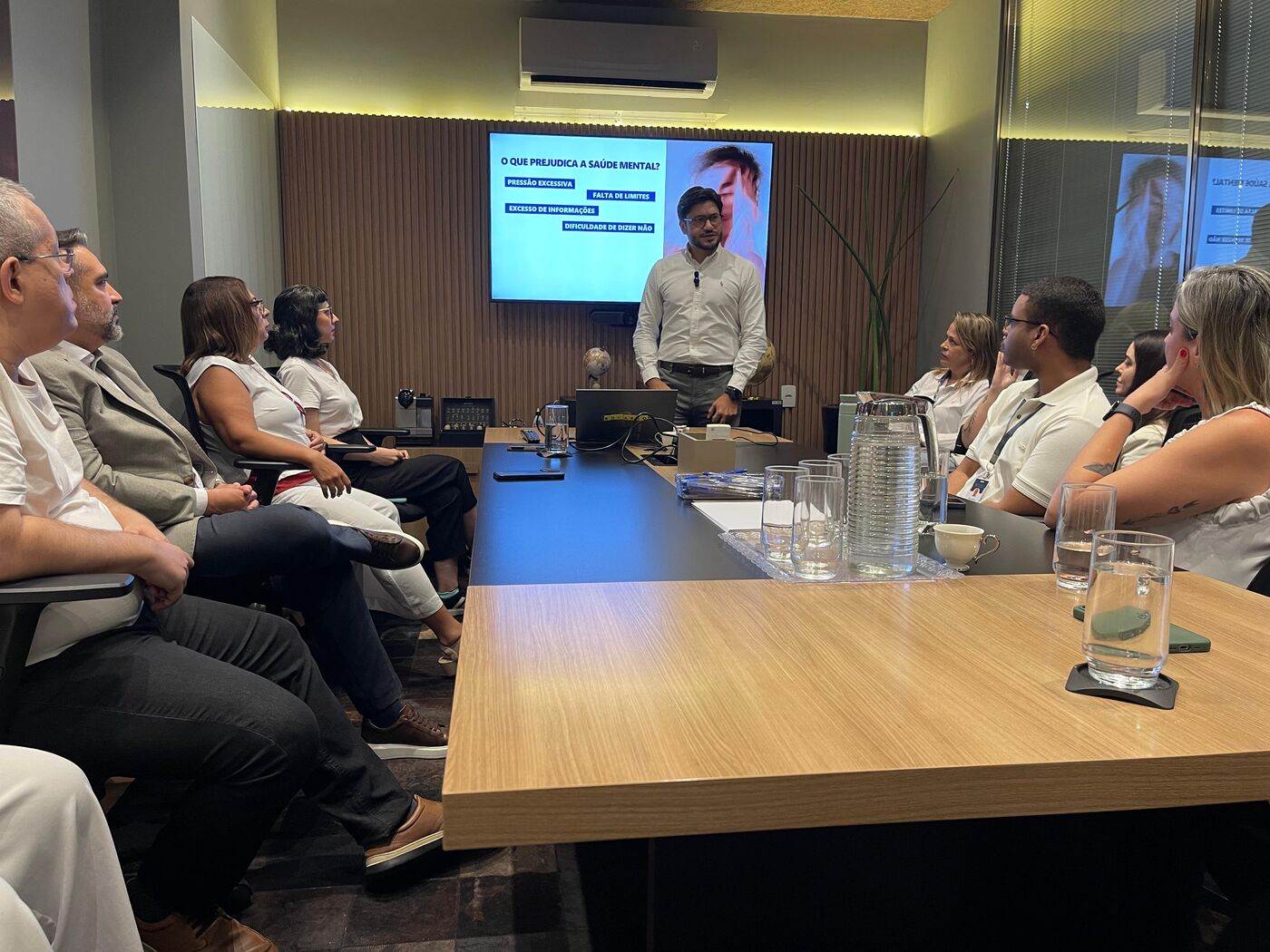 Palestra sobre saúde mental em sala de reunião