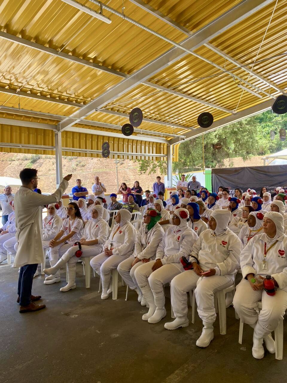 Palestra para equipe com EPI completo