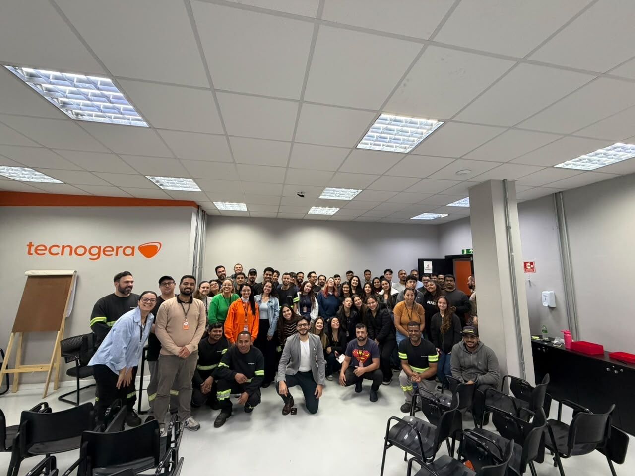 Equipe reunida após palestra corporativa