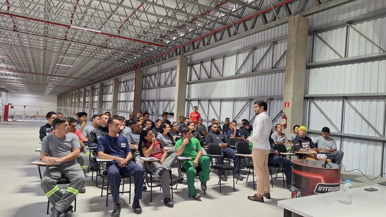 Palestra para grande equipe em galpão